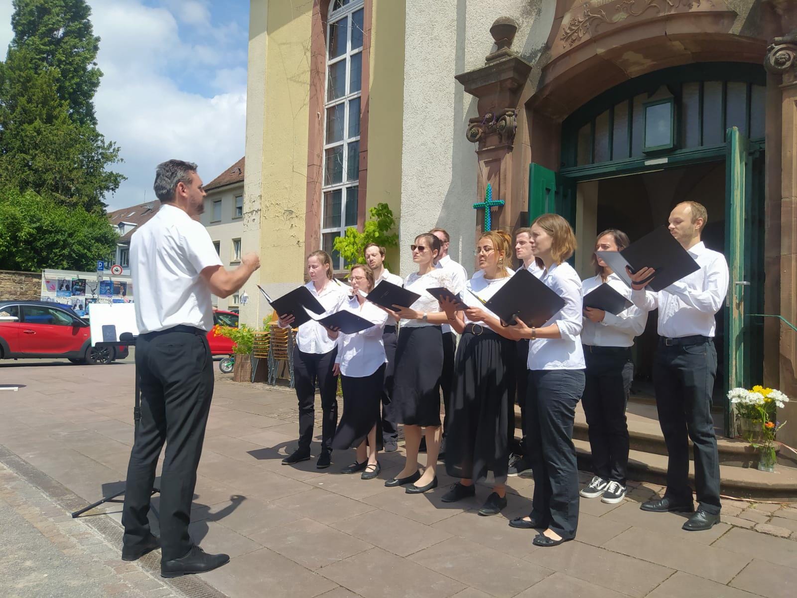 Chof singt vor der Kirche